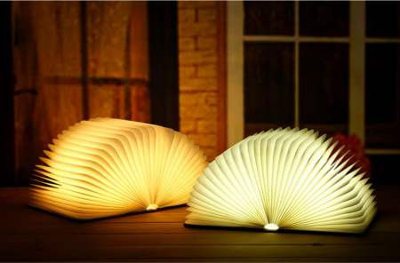 Luz de libro de forma de lectura portátil portátil LED personalizada luz de libro plegable luz de libro con carga USB cubierta de madera luz nocturna