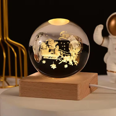 OEM Bolas de cristal de madera LED alimentadas por USB Luz de bolas de cristal Estatua de artesanía Stand Decoraciones para el hogar