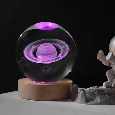 OEM Bolas de cristal de madera LED alimentadas por USB Luz de bolas de cristal Estatua de artesanía Stand Decoraciones para el hogar