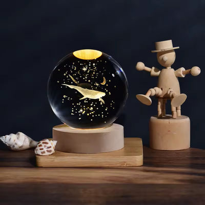 Luz LED de madera alimentada por USB Estatua de bolas de cristal Artesanías Decoraciones de mesa