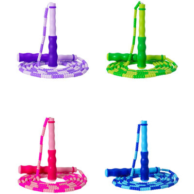 Cuerdas de salto de longitud ajustable con cuerdas de nylon de cuentas suaves y diseño de mango ondulado que garantizan un agarre cómodo y entrenamientos efectivos