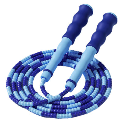 Cuerdas de salto de longitud ajustable con cuerdas de nylon de cuentas suaves y diseño de mango ondulado que garantizan un agarre cómodo y entrenamientos efectivos