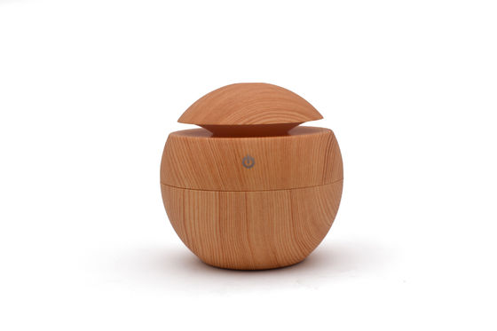 Difusor de diseño minimalista con acabado de grano de madera y base antideslizante